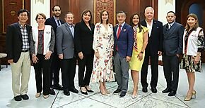 Primera Dama de la Rep�blica recibe a neurocirujanos norteamericanos 