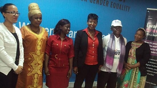 ONU Mujeres y compa&ntilde;eros posaron para una foto de grupo despu&eacute;s de la ceremonia de firma