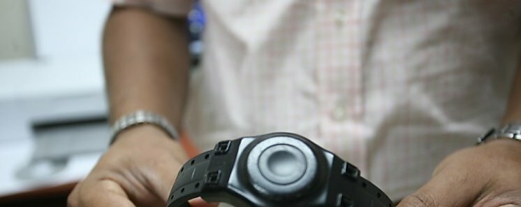 Implementan uso del brazaletes para la protecci�n de v�ctimas de violencia dom�stica
